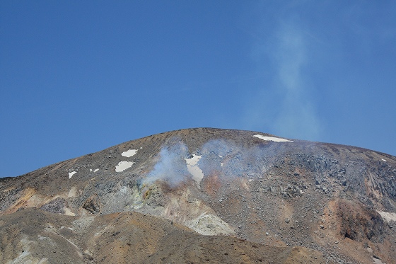 磐梯吾妻スカイラインの途中、山肌から噴き出す火山ガスの様子