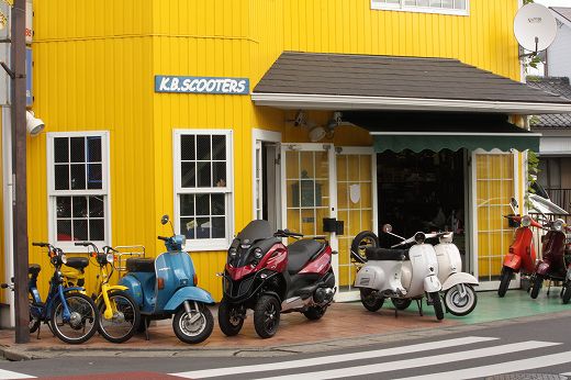 K.B.SCOOTERSの前に並ぶFUOCOと各種ベスパ
