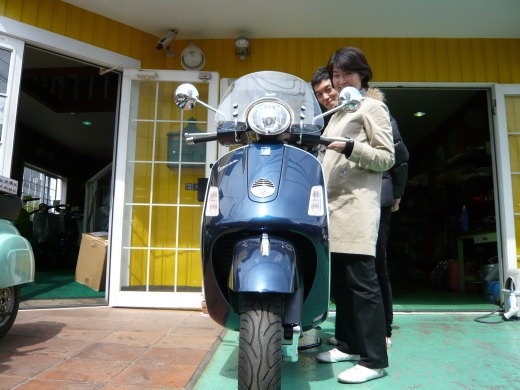 GTSを納車された女性オーナーと店頭での記念撮影