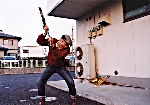 ギターを振りかざしている若き自分、破壊の一瞬