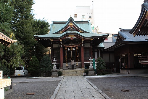 柏の街中にある柏神社の正面からの写真