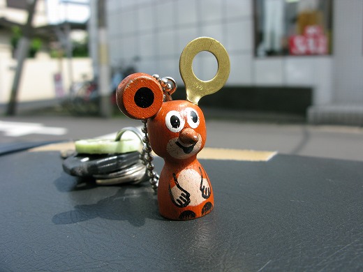 金属の耳をつけたネズミ型キーホルダー🤖