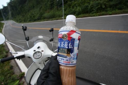 ベスパを停めて道端で味わうロイヤルミルクティー