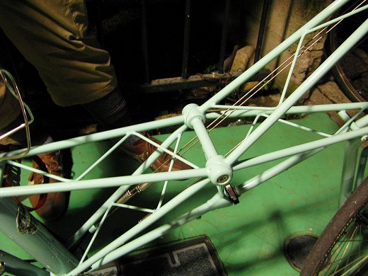 美しいトラス構造のモールトン自転車フレーム