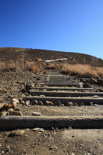 吾妻小富士の登山口にある木製階段の登山道