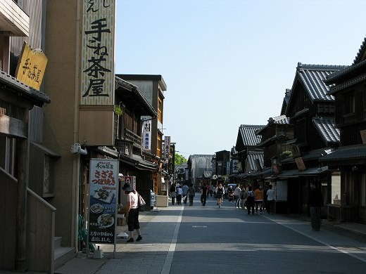 おかげ横丁にある朝の赤福本店前での様子