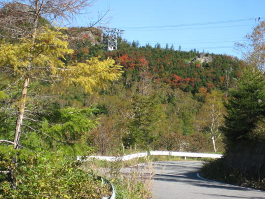 紅葉が始まった奥鬼怒の山道と青空の景色