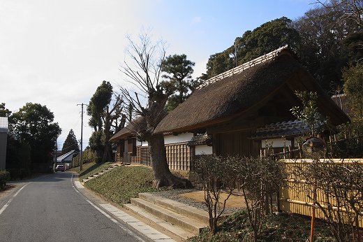 茅葺き屋根の立派な門が建つ歴史ある住宅街の通り