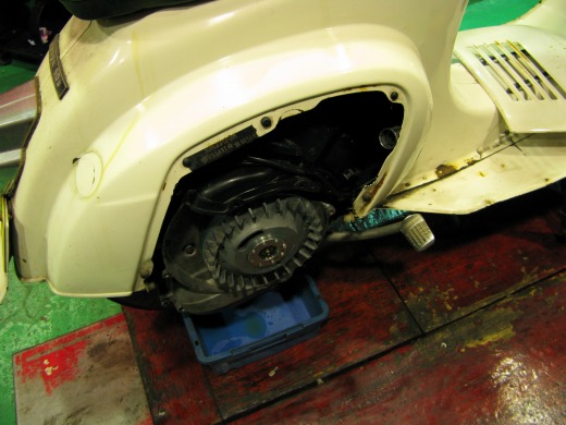 エンジンを車体に積み込み完了したベスパ