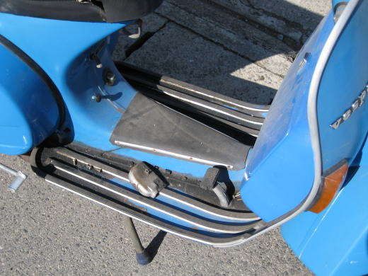 P125Xのフロア付近に見られるオイル漏れとダメージ