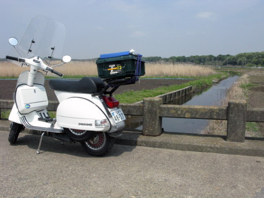 工具箱を括り付けたP200Eの姿