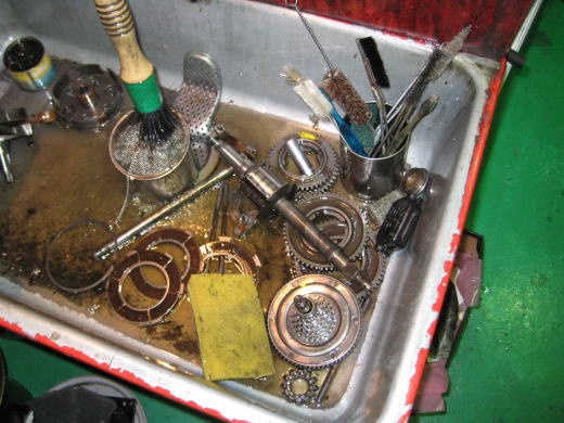 パーツ洗浄中のオイルトレー内のギアや工具