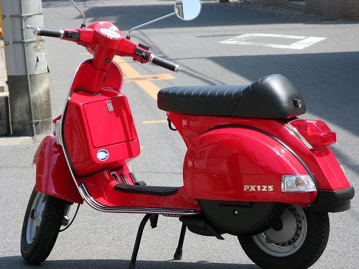 アンチェロッティーシートを装着したPX125FL2を前方斜めから撮影
