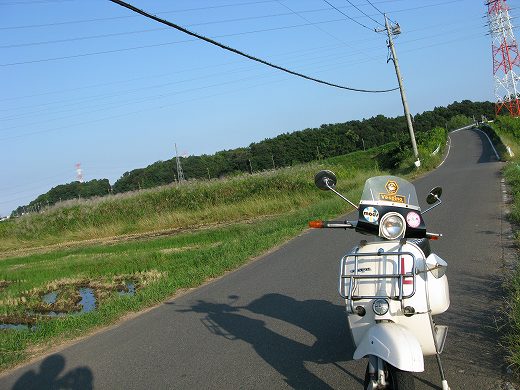 修理後のベスパPX200Eで試運転中の様子