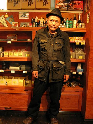 黒のロードマスタージャケットを着た男性の立ち姿