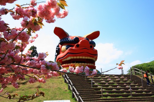 常陸風土記の丘、日本一大きい獅子頭と桜