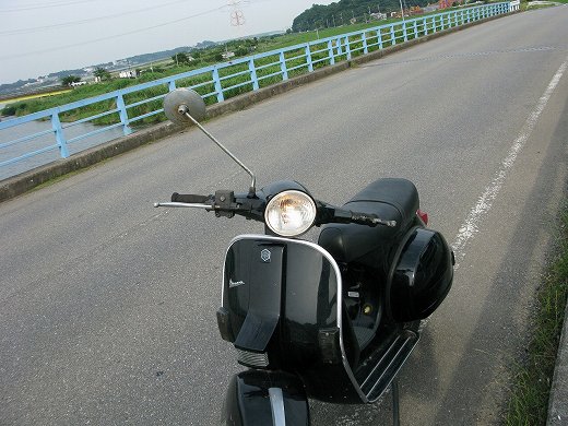 修理後のベスパが長距離試運転に出発する様子
