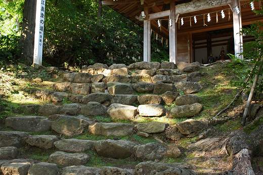 苔むした石段と奥に佇む小さな神社