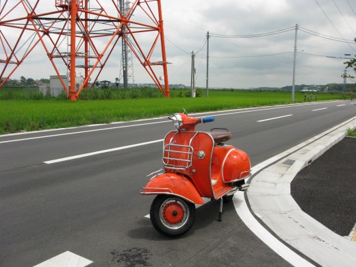 ベスパで街中を試運転する様子
