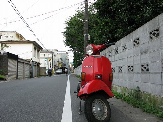 修理後に試運転中のP125X、農道のような風景を背景に