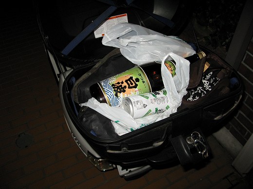 トップケースに焼酎と発泡酒を満載した夜の買い出し帰り