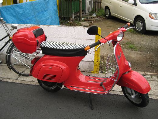 実用仕様の赤いベスパ50S（トップケース＋フロントバスケット付き）