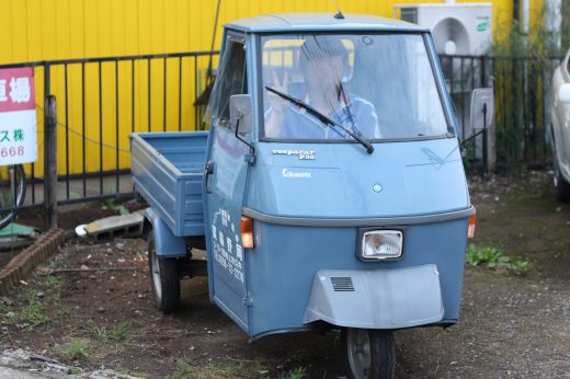 雨の日に現れた青いボディのベスパカー