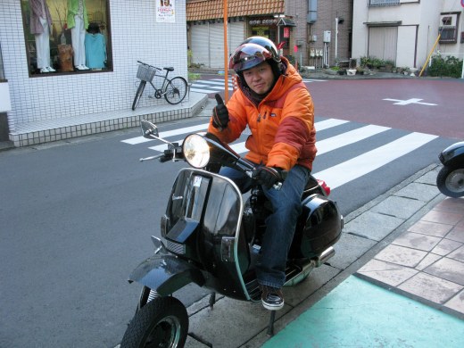 ベスパに跨ったまま来店した男性とその直後のアクシデント