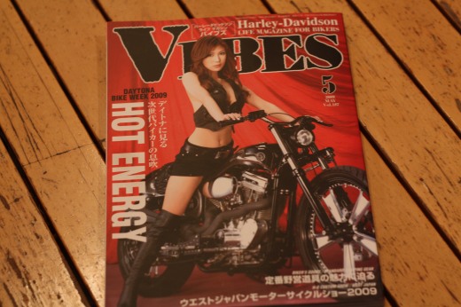 ハーレー雑誌「VIBES」の表紙、赤背景に女性モデルとバイク