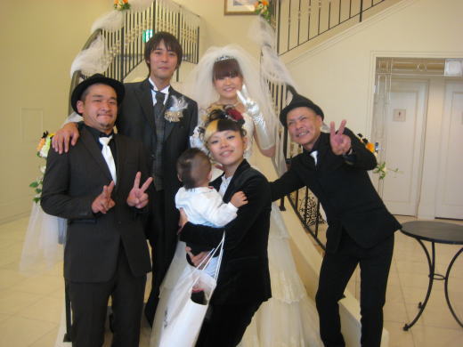 結婚式で記念撮影する新郎新婦と友人たち