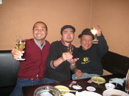 白ワインで乾杯する3人の男性たちの宴会風景