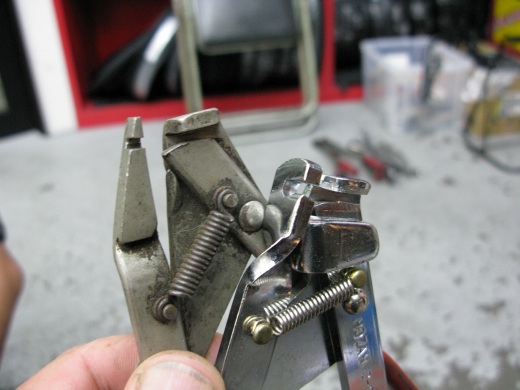 ワイヤーを掴むビンテージ工具の構造拡大