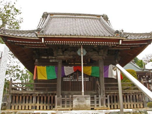 善応寺の本堂正面。カラフルな幕がかけられた歴史的建築