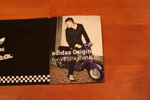 スーツ姿の男性がvespaに跨る、adidas×vespaキャンペーンフライヤー