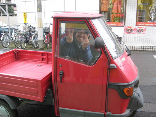 赤いAPE車輌とピースで帰るお客様