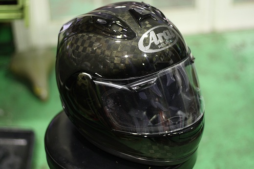 アライ製のカーボンフルフェイスヘルメットを正面から撮影した写真