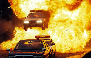 大爆発の中をジャンプするパトカーの映画シーン