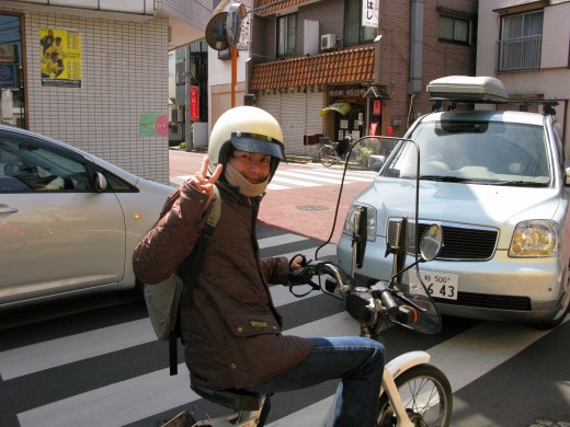 モペットCiaoでピースする常連のお客様