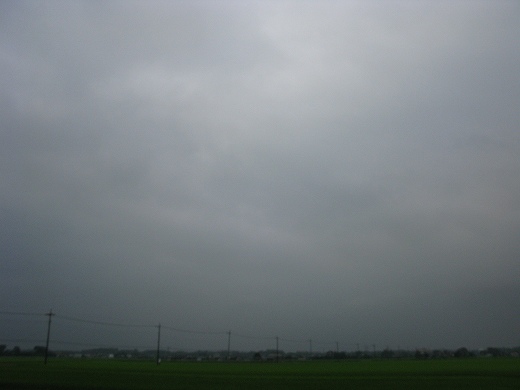 ☁️ 分厚い雨雲が広がる朝の空