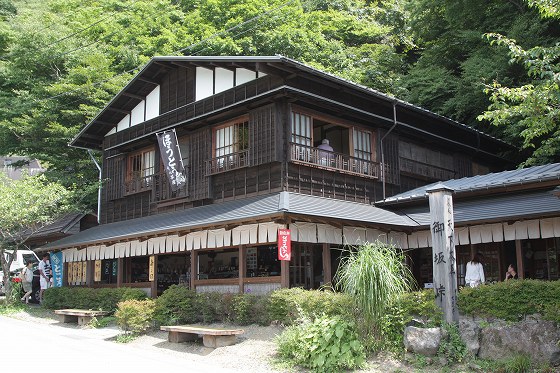 太宰治が滞在したことで知られる天下茶屋の外観。