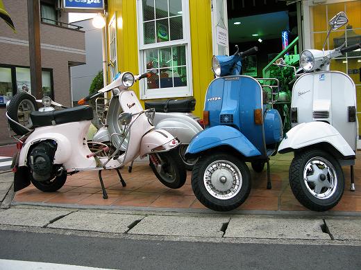 店舗前に整列した複数のクラシックベスパ