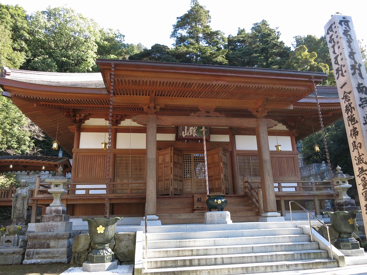 再建されたお堂とその前に広がる石段