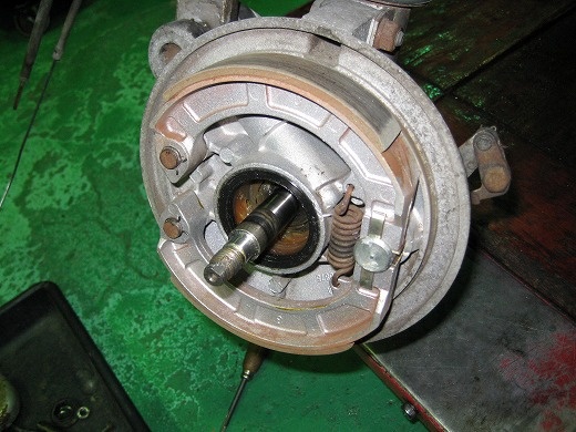 ブレーキシュー表面を削って調整している作業