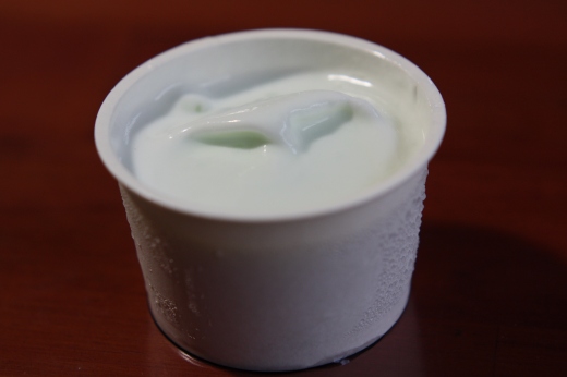 紙カップに入った塩味ジェラート