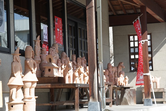 店先に並ぶ大量の埴輪。独特な表情が並ぶユニークな光景