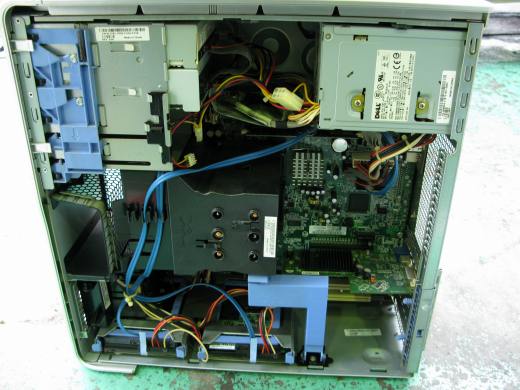 ケースを開けた家庭用PCの内部、配線と基板が露出