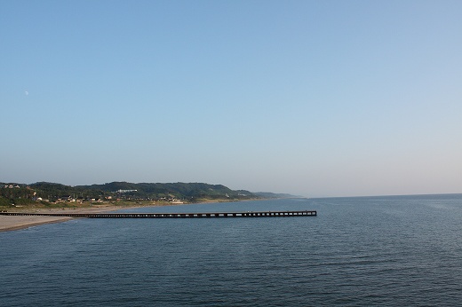 日本海に伸びる長い桟橋と穏やかな海の風景