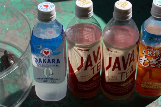 並べられたジャワティーやDAKARAなどの飲み物