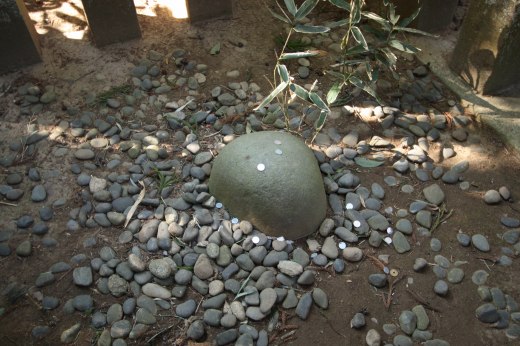 香取神宮にある要石の実物、地面から頭だけ覗いた姿