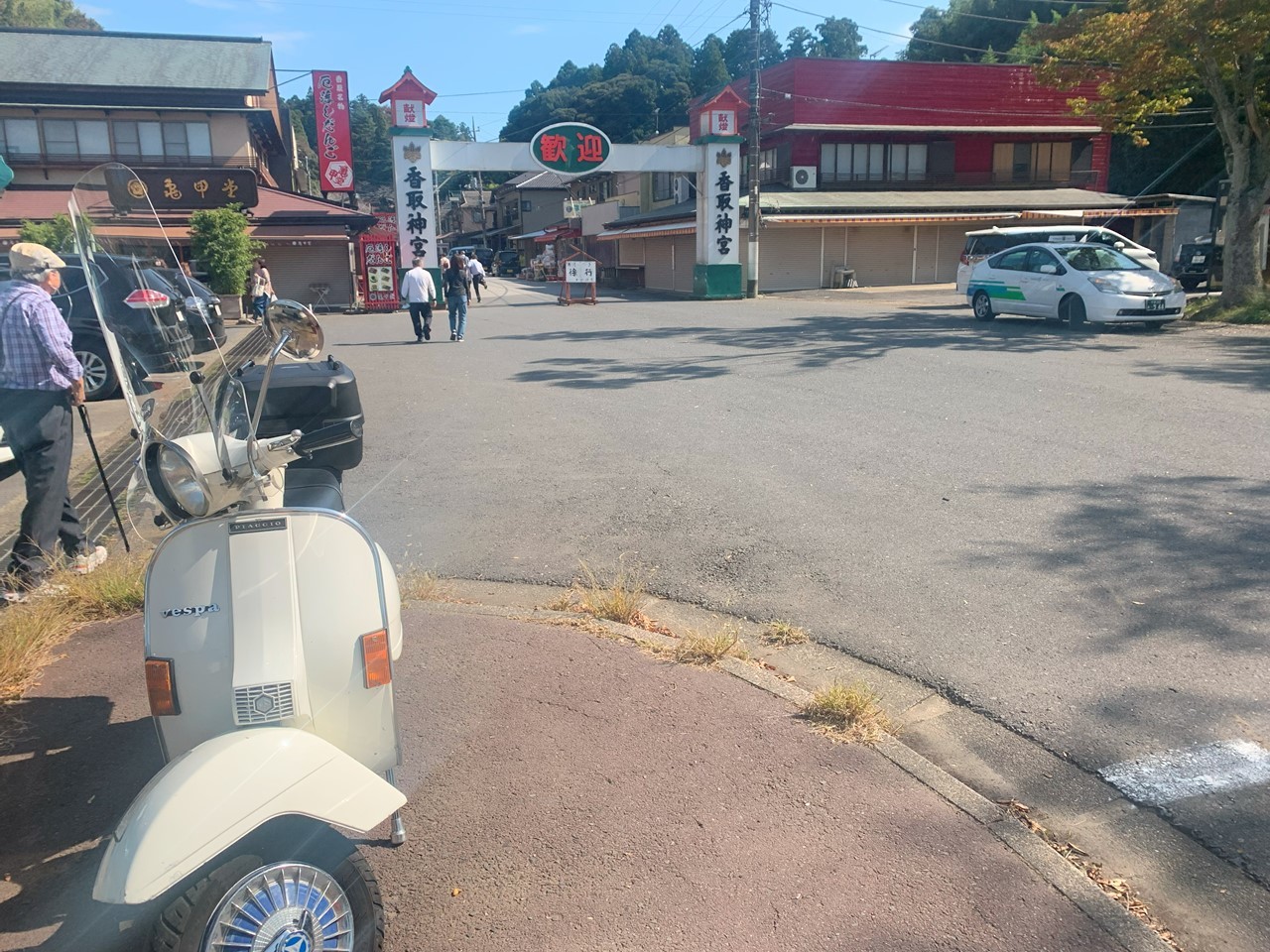 香取神宮の大鳥居と駐車場。手前に白いベスパが停まっている。